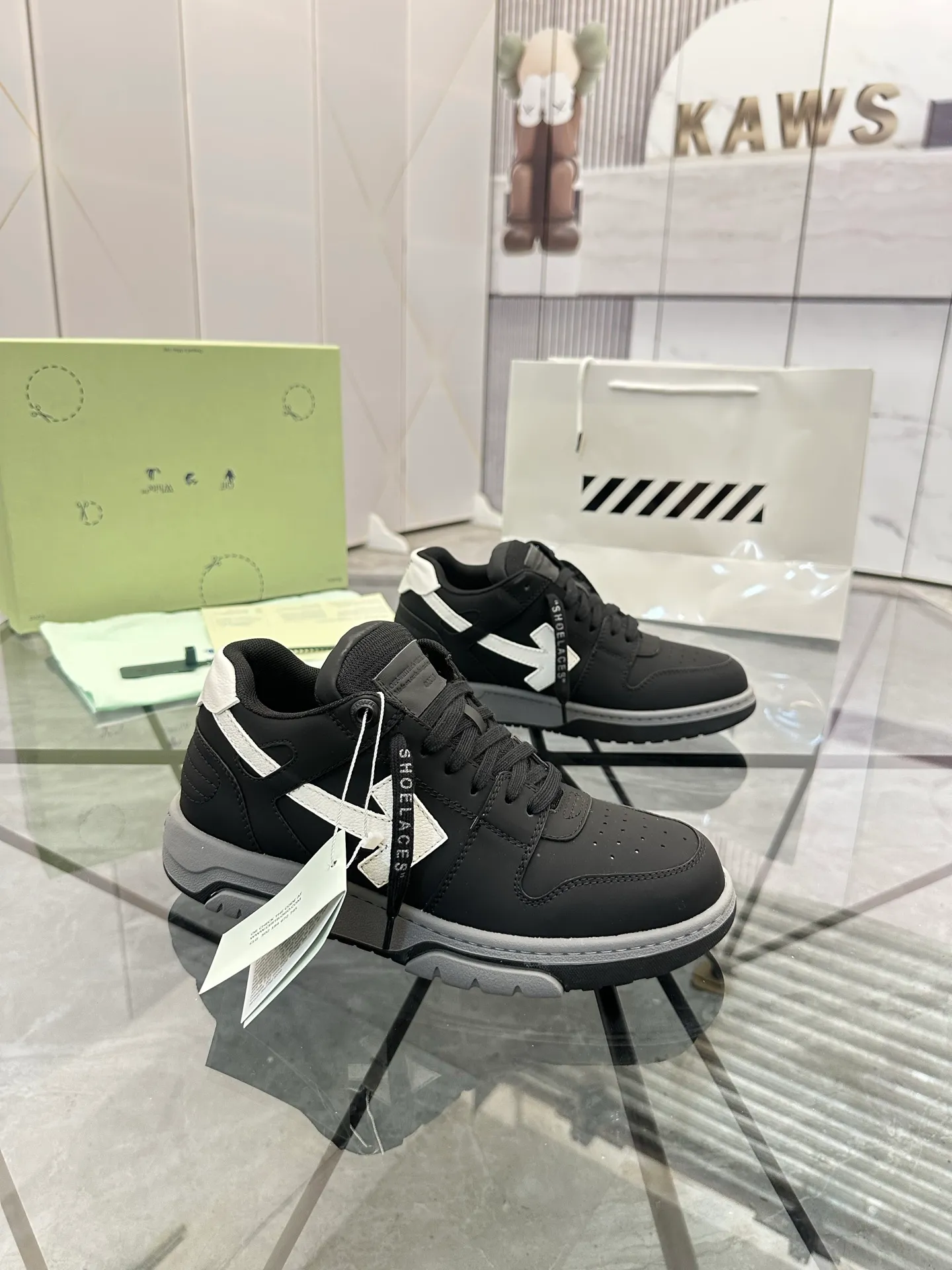 Selling men's shoes 💰: 💰P560¥ High-end top quality (leather buckle plus 10) Product trademark: OFF WHITE * "OFF WHITE*" low-top casual shoes Regular size: 35-45 (can be customized to 46) Couple style Product material: imported first-layer cowhide leather upper, breathable lining, original outsole. No.: H203